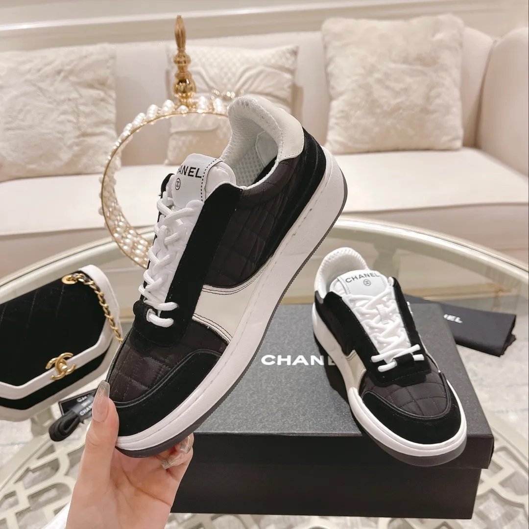 👟👟Ex-factory price 600 Chanel 23C Latest hot style Panda Black and white sneakers Casual sneakers Xiaoxiang Year-end hot item Classic black and white Panda color diamond fresh color matching Coco girls must buy, super beautiful fabric: original customized cowhide + technical cloth inner lining: original imported breathable mesh lining outsole: original molded rubber + T👟👟 ex-factory price U combination Bottom thickness: 3CM Size: Women's 35-40